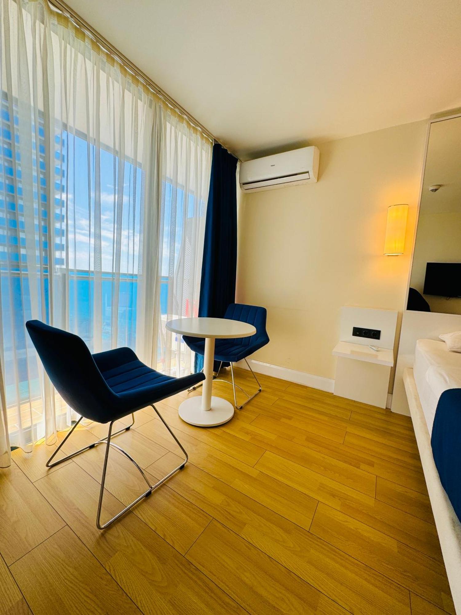 Orbi City Aparthotel Sea View バトゥーミ エクステリア 写真