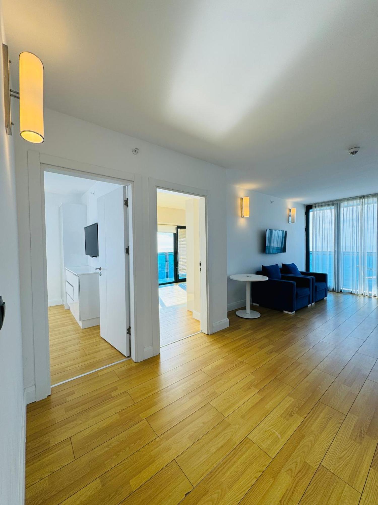 Orbi City Aparthotel Sea View バトゥーミ エクステリア 写真